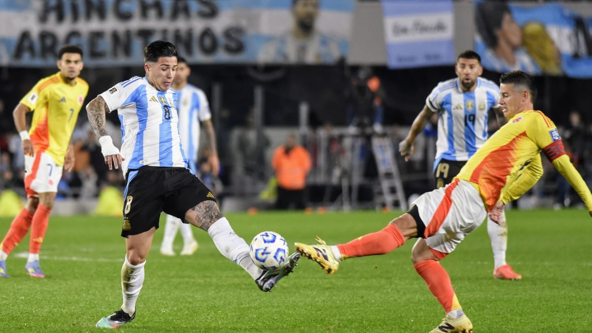 Enzo Fern&aacute;ndez se fue a las duchas a los 70 minutos por una dura entrada que le cost&oacute; la roja.