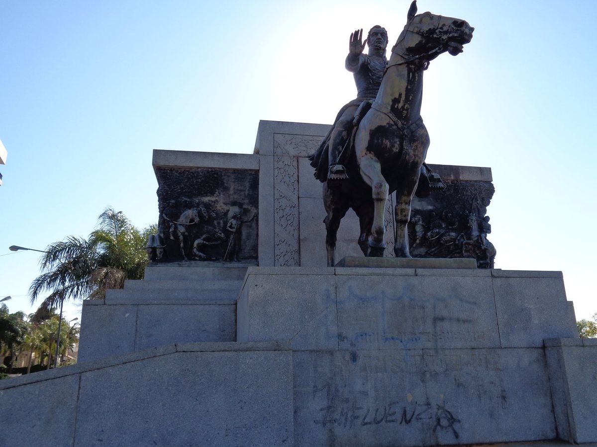 El monumento del Brigadier Estanislao López en la costanera de Santa Fe. El monumento del Brigadier Estanislao López en la costanera de Santa Fe.