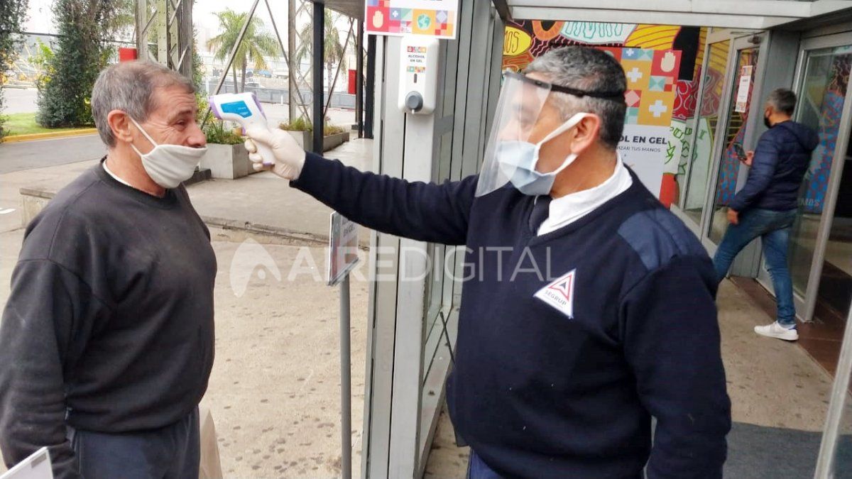 El protocolo renovado de funcionamiento de los shoppings incluye la colocación de un cartel indicando la cantidad máxima de personas que puede haber en cada local, el control de temperatura en el ingreso, lavado de manos, y otras medidas de bioseguridad.