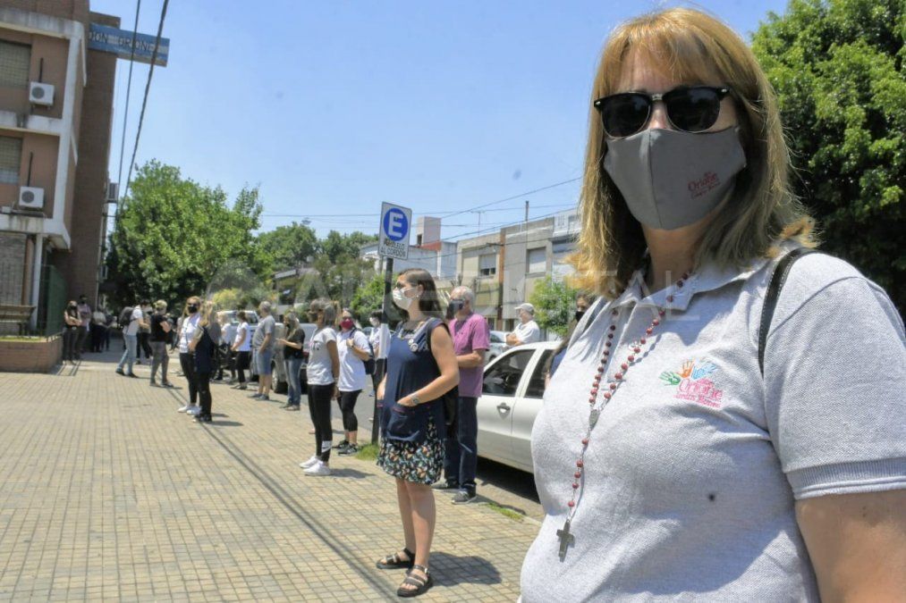 Dolor y conmoción en la puerta de la escuela Boneo por el asesinato del maestro de 48 años. 