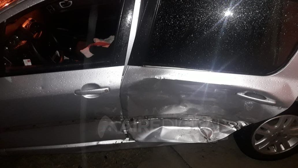 Tres delincuentes escapaban de una persecución policial y chocaron a una pareja