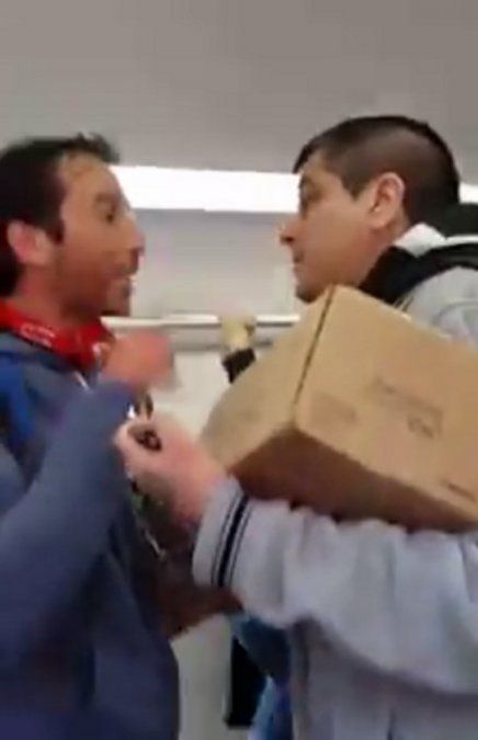 Vendedores ambulantes de tren a las piñas, delante de todos los pasajeros