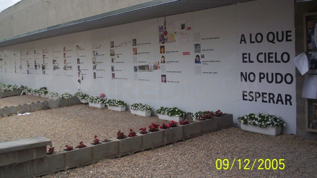 La masacre de Cromañón dejó un saldo de 194 muertos y alrededor de 1400 heridos. La masacre de Cromañón dejó un saldo de 194 muertos y alrededor de 1400 heridos.