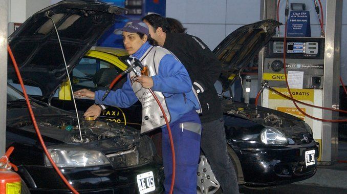 Dalmiro saux, representante de la Cámara de Expendedores de Combustible, explicando que el precio de venta para las estaciones de servicio se determinará mensualmente en base al precio de venta de YPF a sus clientes en ese mismo punto más un 5%