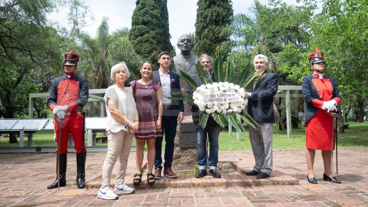 Autoridades provinciales junto al busto de Agustín Zapata Gollán, el historiador que descubrió las ruinas de Santa Fe La Vieja en 1949. Autoridades provinciales junto al busto de Agustín Zapata Gollán, el historiador que descubrió las ruinas de Santa Fe La Vieja en 1949.