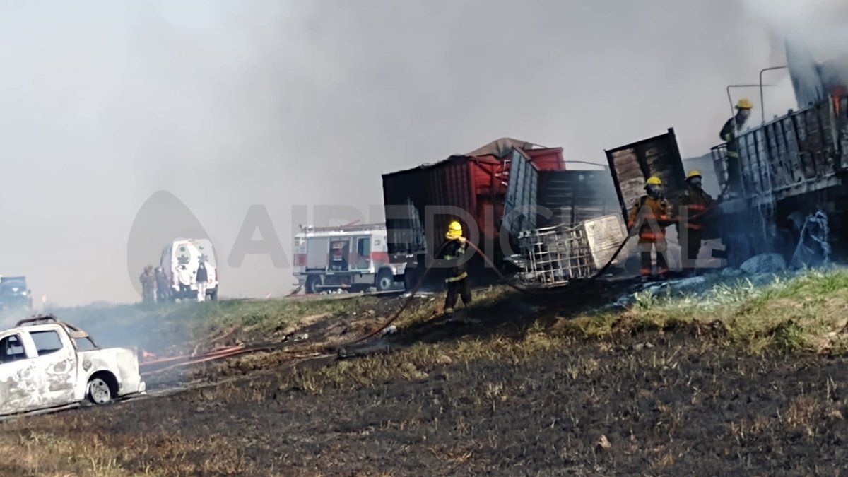 Producto del incendio, el móvil policial también se incineró. 