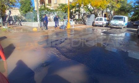 La esquina de Avellaneda y Balcarce está repleta de agua y arena. La esquina de Avellaneda y Balcarce está repleta de agua y arena.