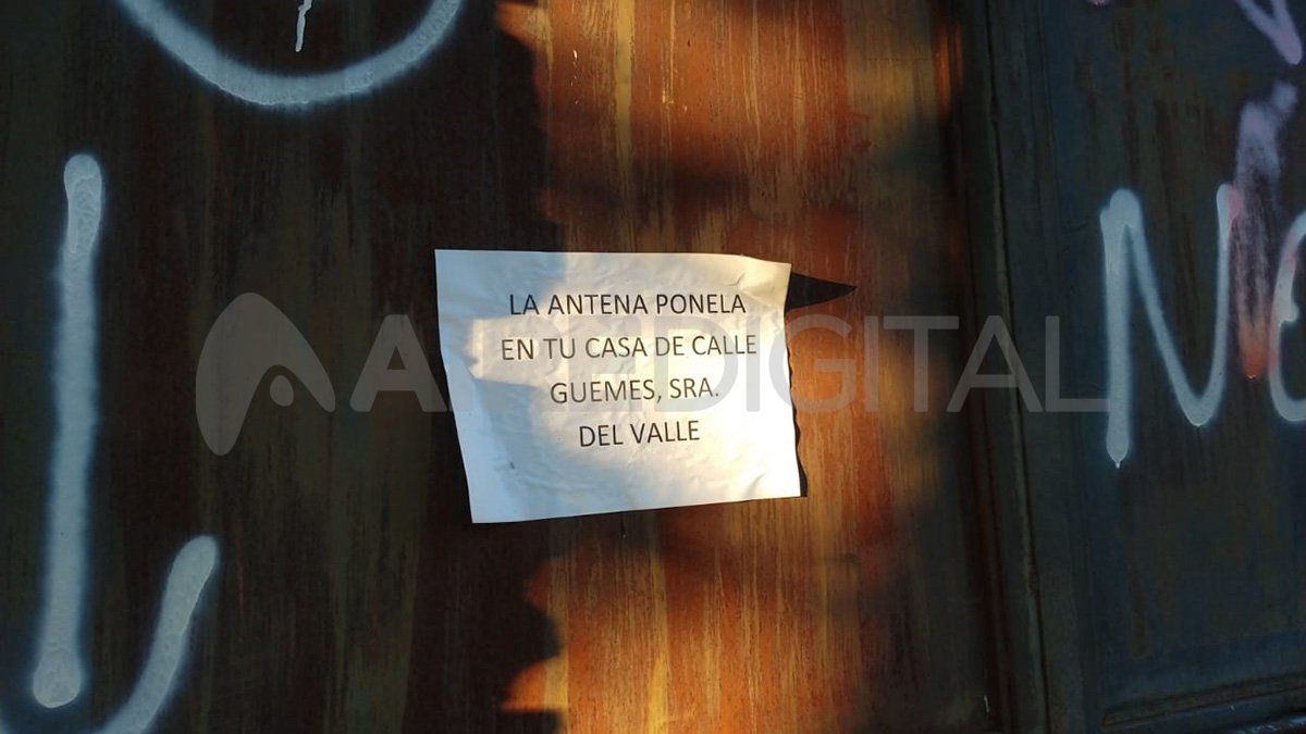 Le reclaman a la propietaria del terreno por permitir la colocación de la antena telefónica.