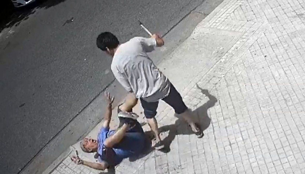 Video: un hombre atacó a hachazos a un vecino en plena calle