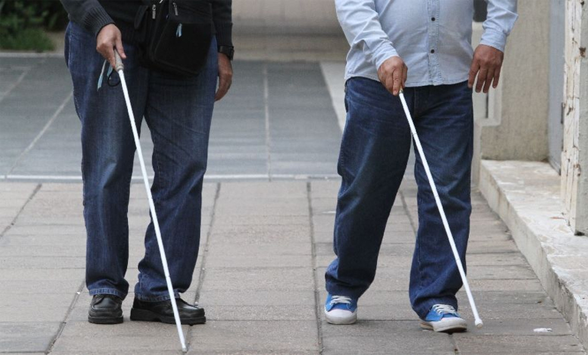 El bastón blanco es un instrumento que utilizan las personas con dificultad visual para desplazarse de manera autónoma en la vía pública.