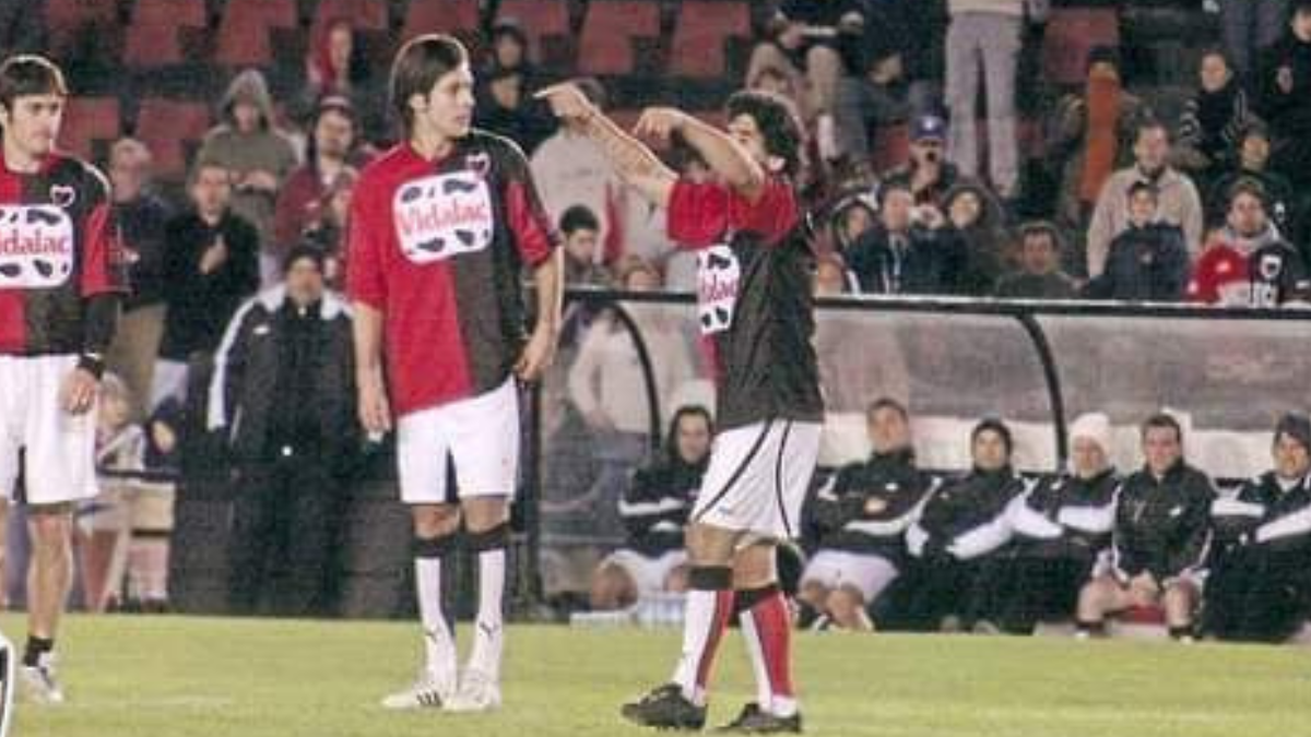 Lucas Acosta y Diego Maradona con la camiseta de Colón. Foto: Clemente. Lucas Acosta y Diego Maradona con la camiseta de Colón. Foto: Clemente.