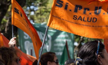 La propuesta de aumento salarial que realizó el gobierno de Santa Fe al sector de la salud, en el marco de las paritarias, fue rechazada por el 96% de los profesionales. La propuesta de aumento salarial que realizó el gobierno de Santa Fe al sector de la salud, en el marco de las paritarias, fue rechazada por el 96% de los profesionales.