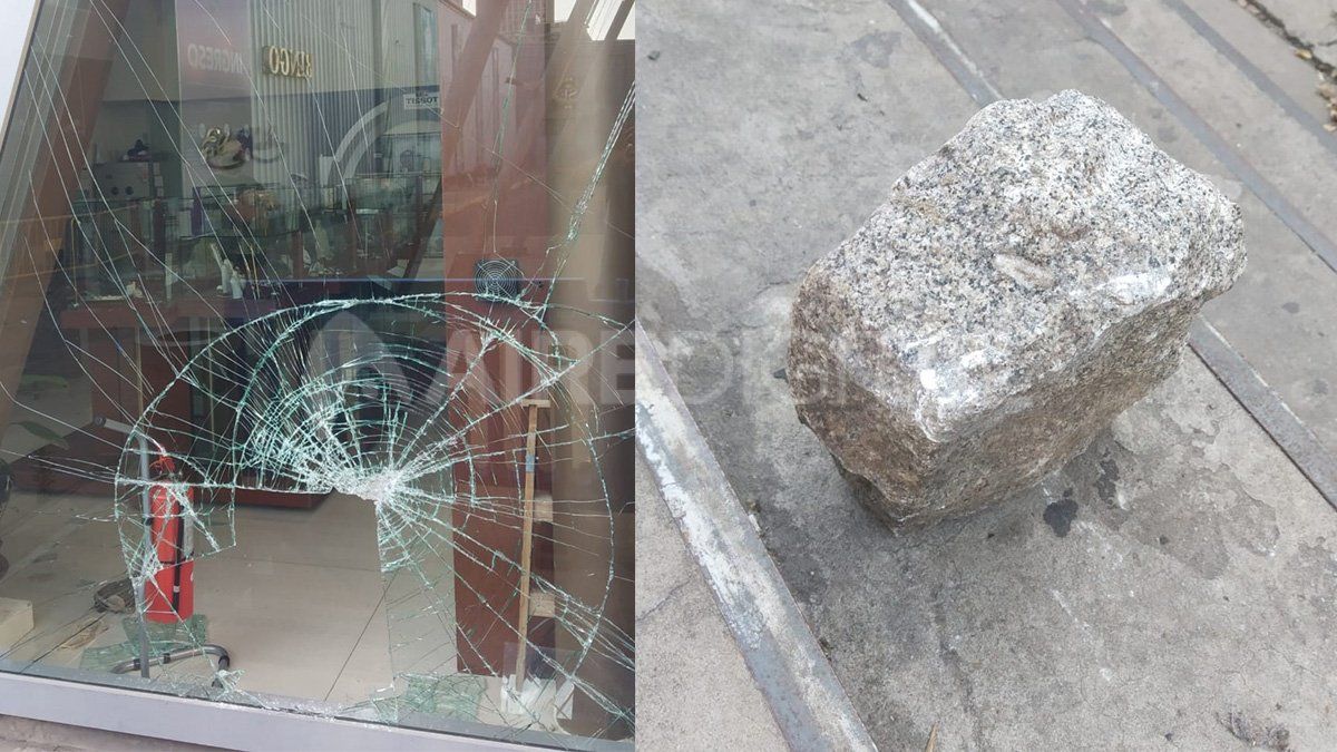 Al costado del vidrio dañado quedaron joyas y piedras tiradas en el piso