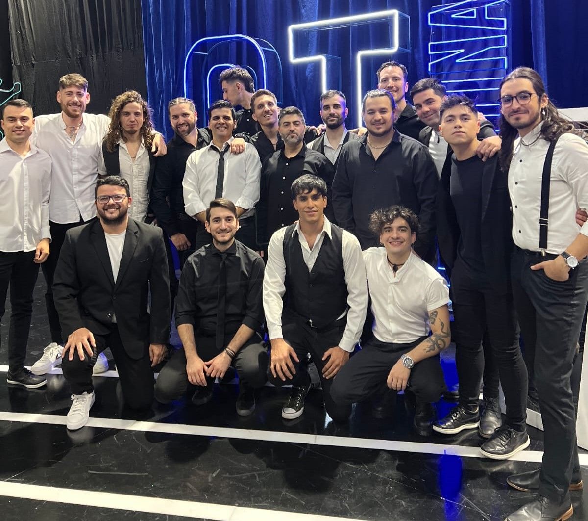 GLORIANA es un coro de rock & pop oriundo de la ciudad de Santa Fe. En el presente cuenta con alrededor de 36 miembros. GLORIANA es un coro de rock & pop oriundo de la ciudad de Santa Fe. En el presente cuenta con alrededor de 36 miembros.