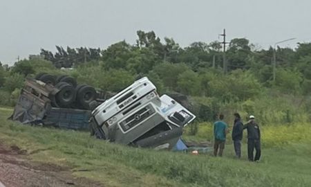 Un camionero volcó en la Autopista Rosario-Santa Fe a la altura de San Lorenzo. Un camionero volcó en la Autopista Rosario-Santa Fe a la altura de San Lorenzo.