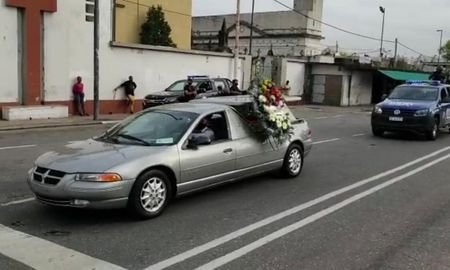 Una postal histórica. Un patrullero de la Policía de Santa Fe acompañó hasta el cementerio al móvil que trasladaba el cajón. Una postal histórica. Un patrullero de la Policía de Santa Fe acompañó hasta el cementerio al móvil que trasladaba el cajón.