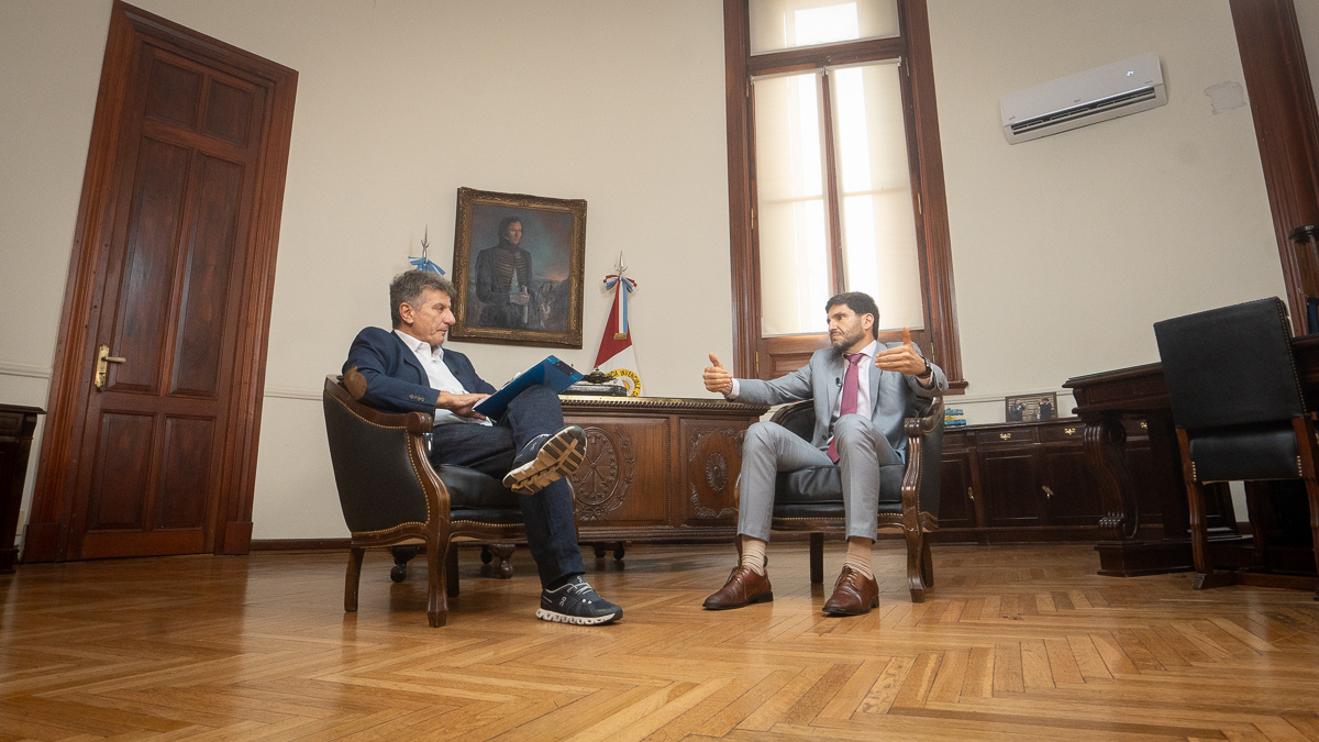 El gobernador Maximiliano Pullaro fue entrevistado por Luis Mino en la Casa de Gobierno.