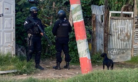 La PDI realiza cinco allanamientos simultáneos en Coronel Dorrego y Scarafía por un homicidio. Investigan si la banda Los Pirañitas está vinculada.