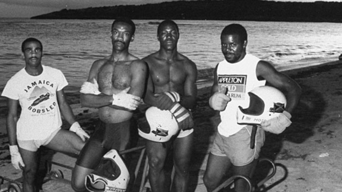 Una de las primeras formaciones del equipo jamaiquino, mientras se entrenaban en la arena de las playas de Kingston para participar en los Juegos Olímpicos de Invierno de Calgary 1988. De izquierda a derecha, Michael White, Dudley Stokes, Devon Harris y Frederick (Freddie) Powell. Una de las primeras formaciones del equipo jamaiquino, mientras se entrenaban en la arena de las playas de Kingston para participar en los Juegos Olímpicos de Invierno de Calgary 1988. De izquierda a derecha, Michael White, Dudley Stokes, Devon Harris y Frederick (Freddie) Powell.