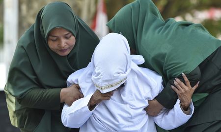 azotaron en publico a una pareja por tener relaciones sexuales premaritales en indonesia azotaron en publico a una pareja por tener relaciones sexuales premaritales en indonesia