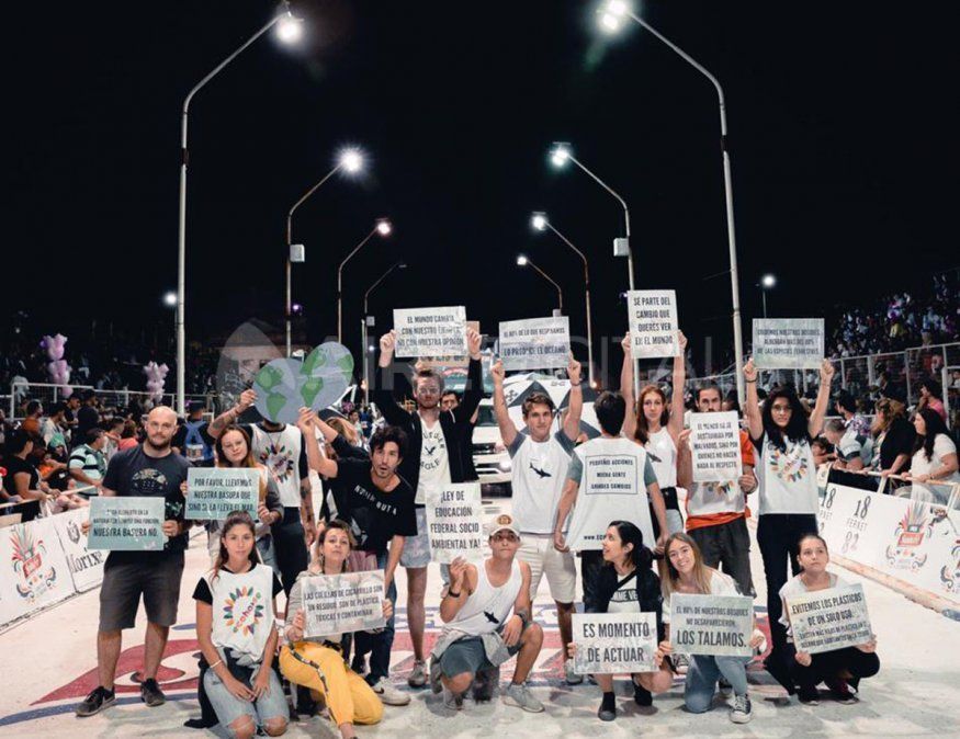 Un mensaje ambiental en el carnaval más grande del país: activistas intervinieron en los corsos de Gualeguaychú