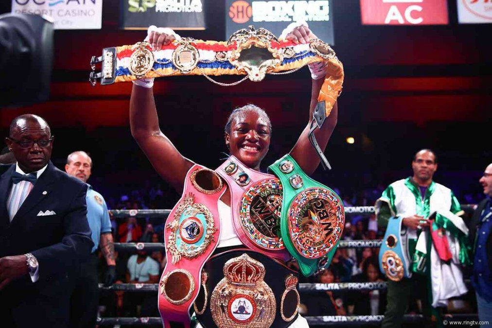 La estadounidense Claressa Shields es, a la fecha, el único caso en la historia donde un púgil (varón o mujer), unificó las cuatro coronas ¡en dos categorías distintas! En 2019 lo logró en mediano y, al año siguiente, en superwelter.