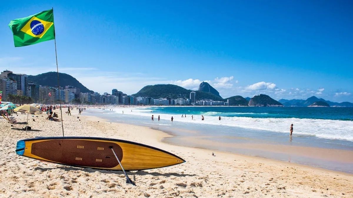 Autoridades recomiendan consultar informes oficiales antes de ingresar al mar en Brasil.