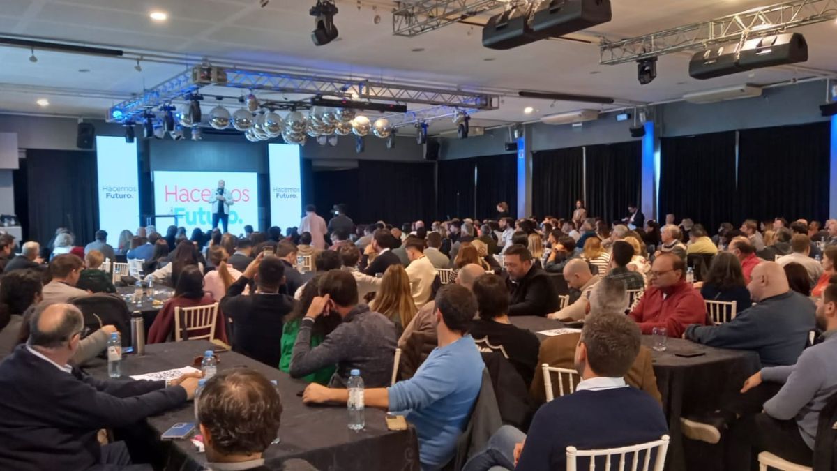 Más de 300 dirigentes del Partido Justicialista debatieron el rumbo político en el Puerto de Santa Fe.