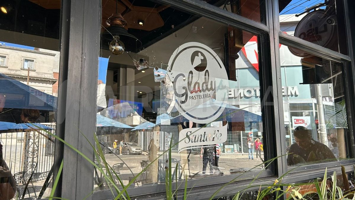El atacante rompió el vidrio del reconocido bar santafesino mientras adentro almorzaban clientes. El atacante rompió el vidrio del reconocido bar santafesino mientras adentro almorzaban clientes.