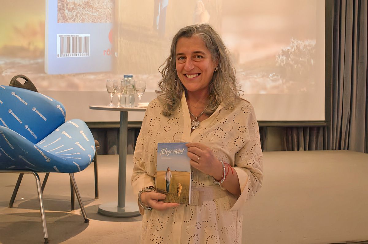 La periodista santafesina Paola Zeballos presentó su libro Elegí Vivir.