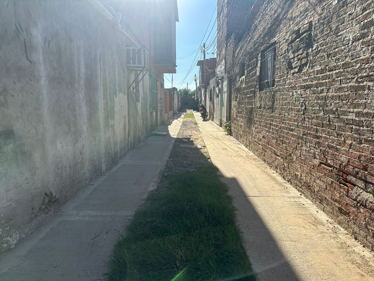 Los desbordes cloacales afectan directamente a un pasillo interno de barrio Los Hornos.