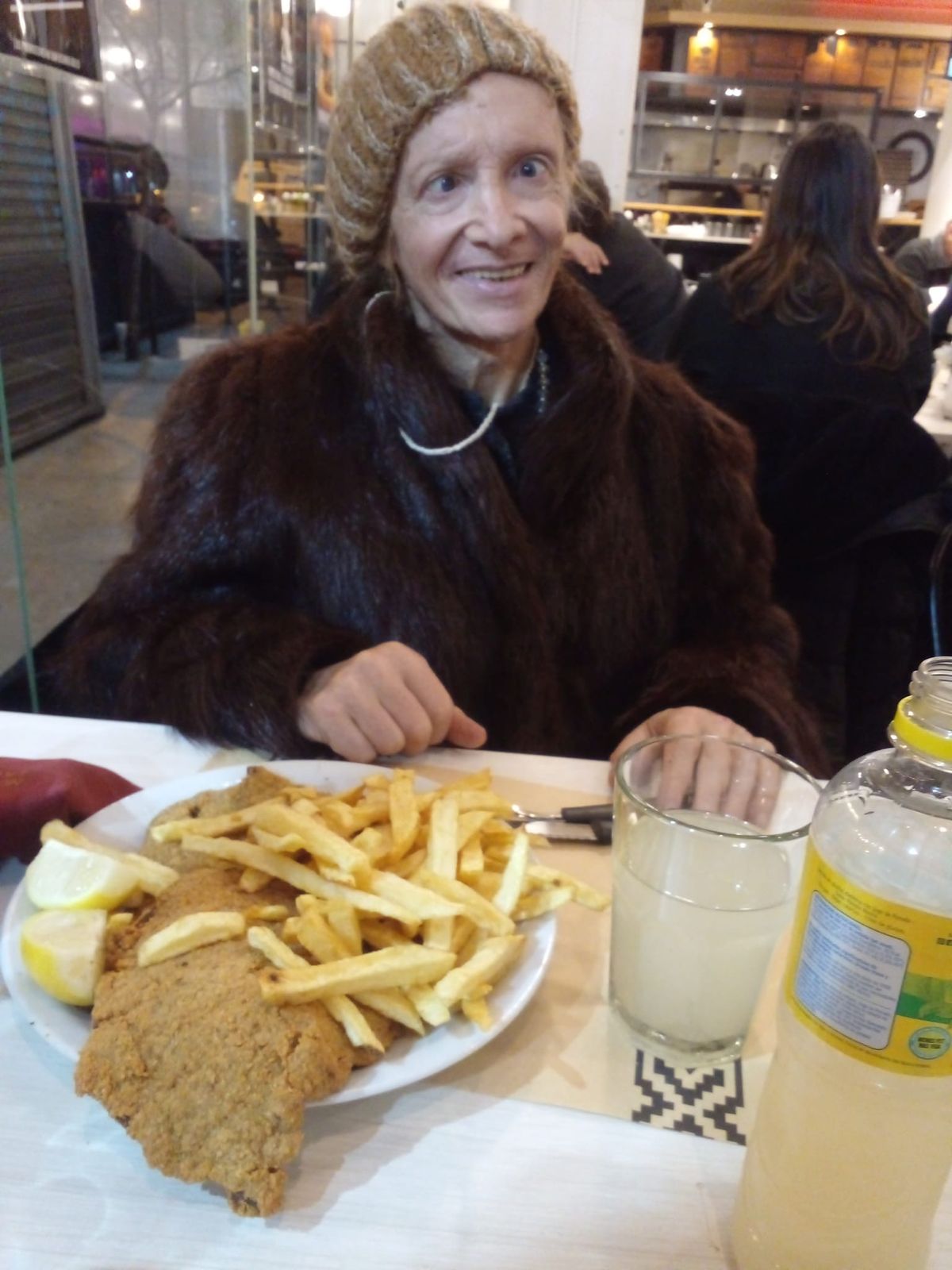 Zulma Lobato disfrutó de una milanesa con papas fritas en Mar del Plata. Zulma Lobato disfrutó de una milanesa con papas fritas en Mar del Plata.