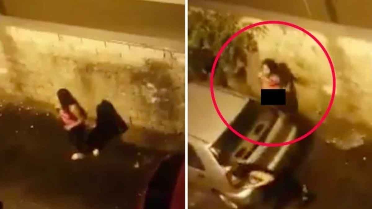 Una mujer intenta orinar en la calle