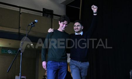 El primer referente nacional que llegó a felicitar a Maximiliano Pullaro por sus elecciones PASO fue Martín Lousteau. El primer referente nacional que llegó a felicitar a Maximiliano Pullaro por sus elecciones PASO fue Martín Lousteau.