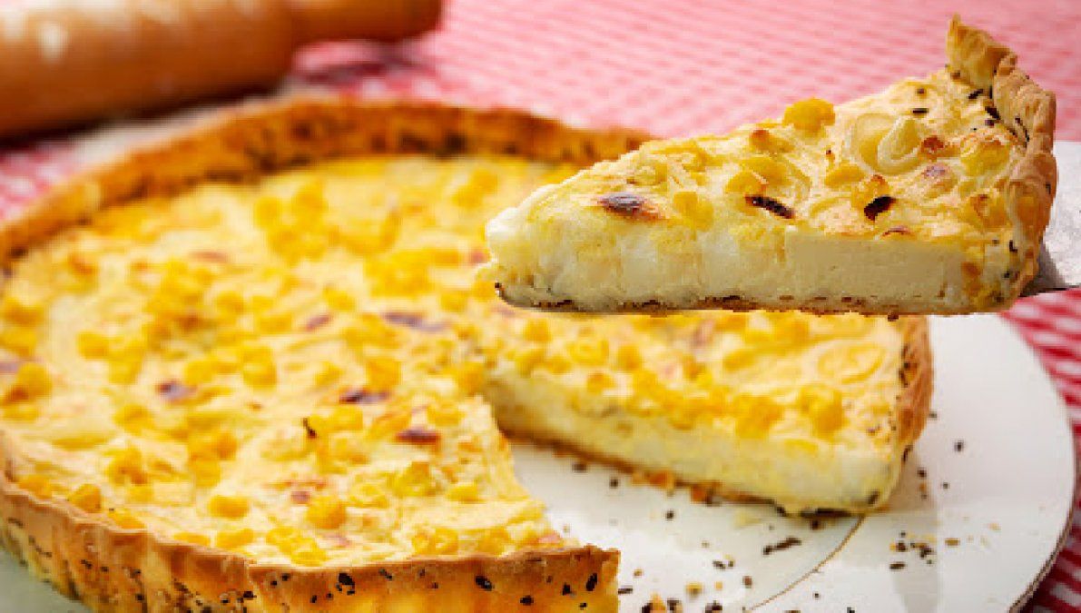 Tarta de choclo, cebolla y queso.