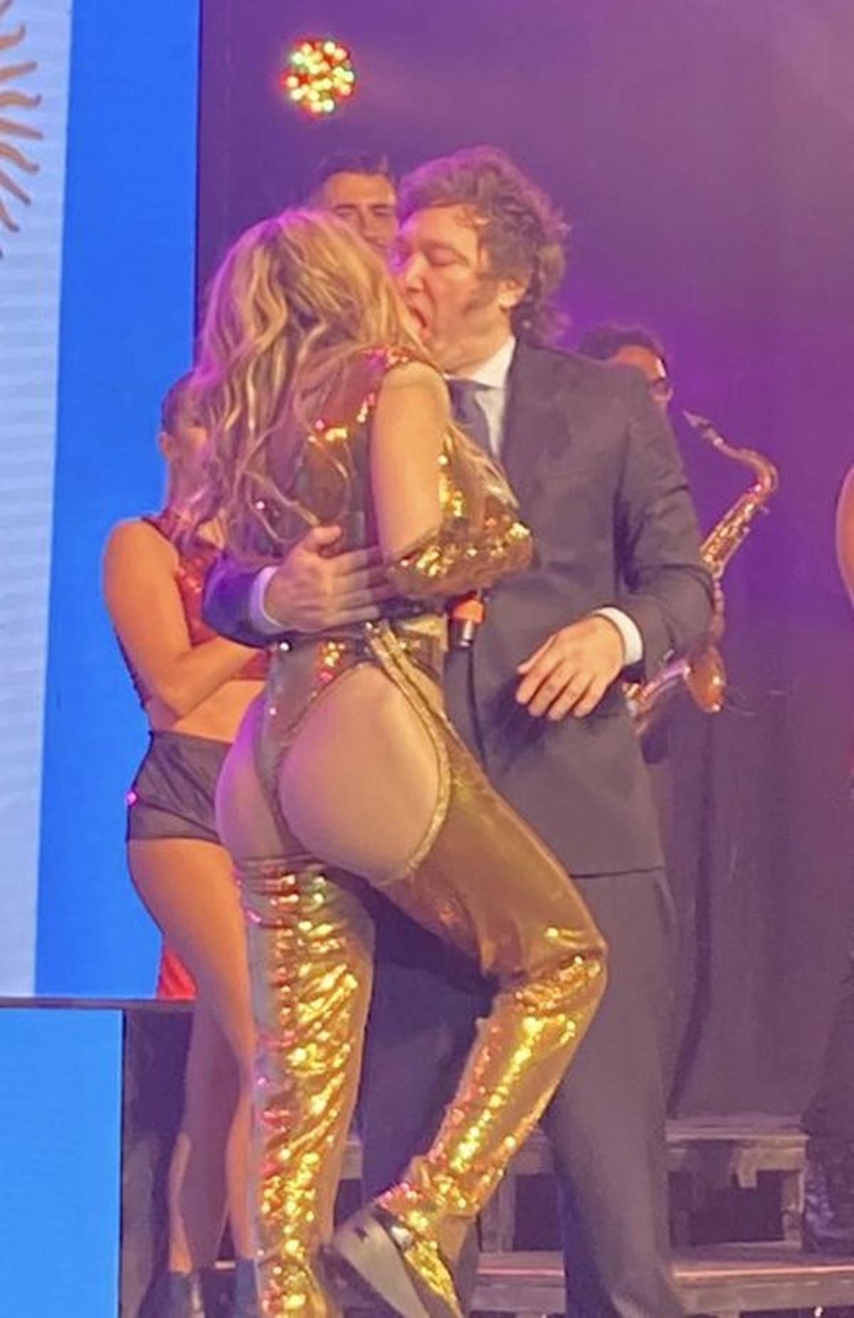 Fátima Flórez y Javier Milei se dieron un apasionado beso en el escenario. Fátima Flórez y Javier Milei se dieron un apasionado beso en el escenario.