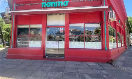 Rompieron el vidrio e ingresaron a robar a una panadería de barrio Candioti. Rompieron el vidrio e ingresaron a robar a una panadería de barrio Candioti.