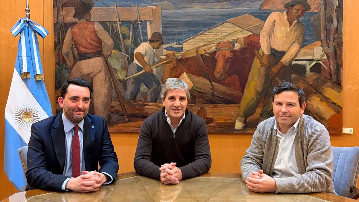 Juan Ignacio Stampalija, Luis Caputo y José García Hamilton en el despacho del ministro de Economía.