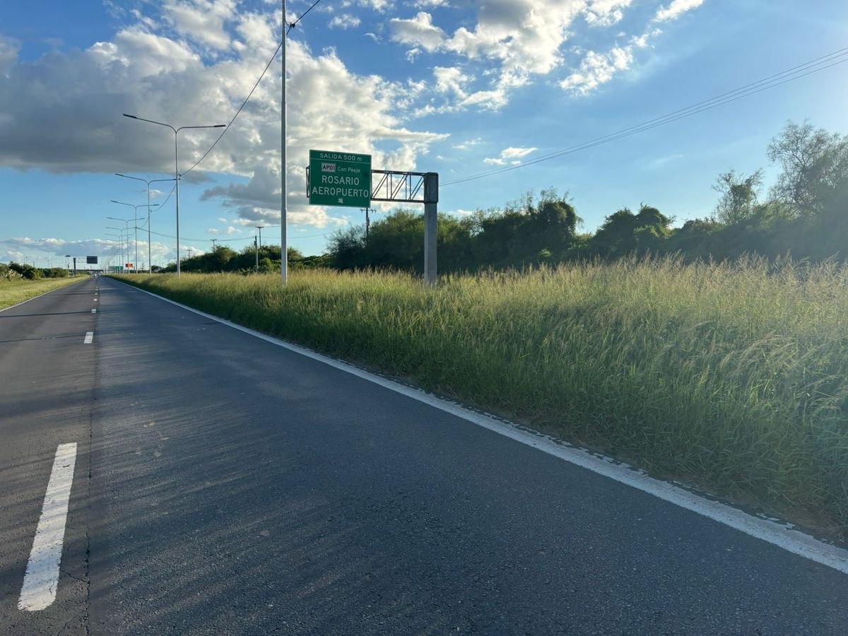 El móvil de AIRE registró pastizales de más de un metro en la Circunvalación Oeste. El móvil de AIRE registró pastizales de más de un metro en la Circunvalación Oeste.
