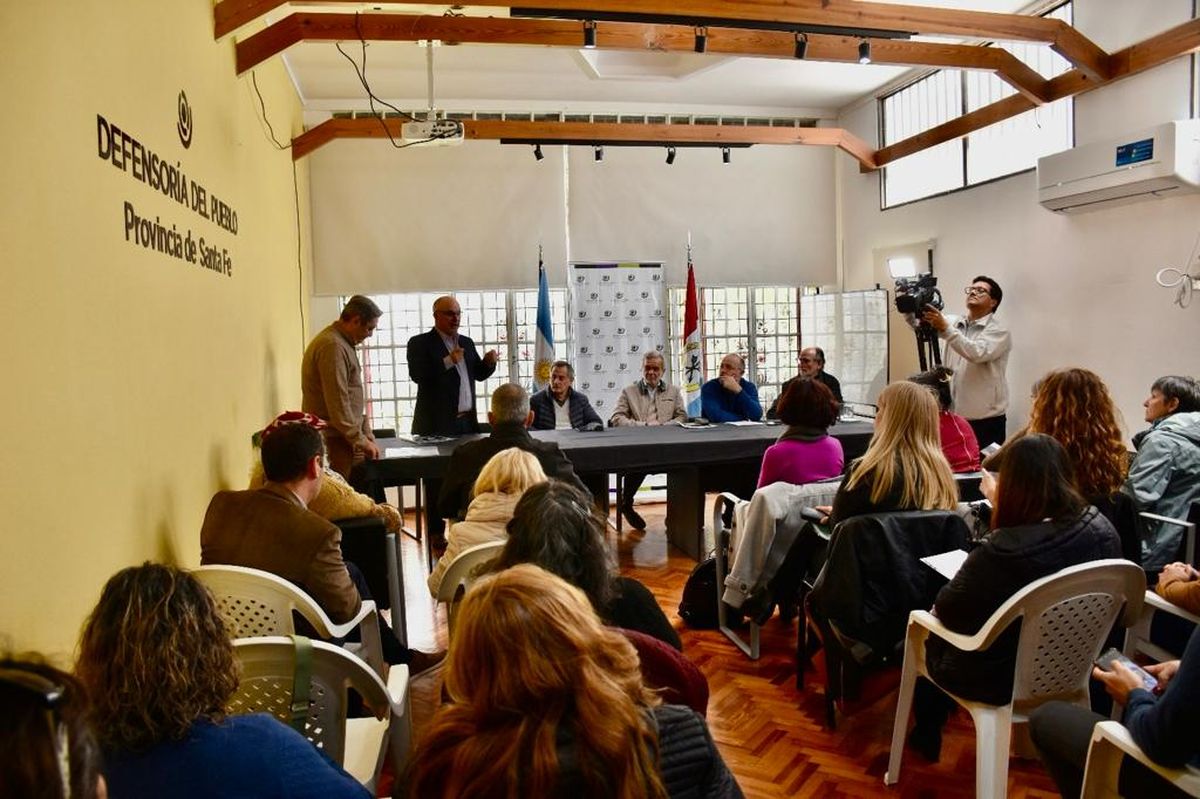 Gran concurrencia de vecinos y funcionarios en la Defensoría del Pueblo.