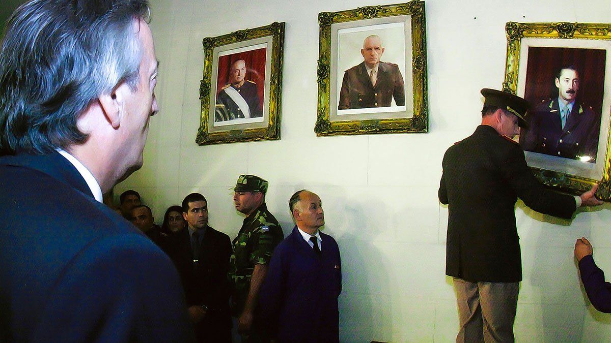 Bendini bajó los cuadros de los dictadores Jorge Rafael Videla y Reynaldo Benito Bignone en el Colegio Militar el 24 de marzo de 2004.