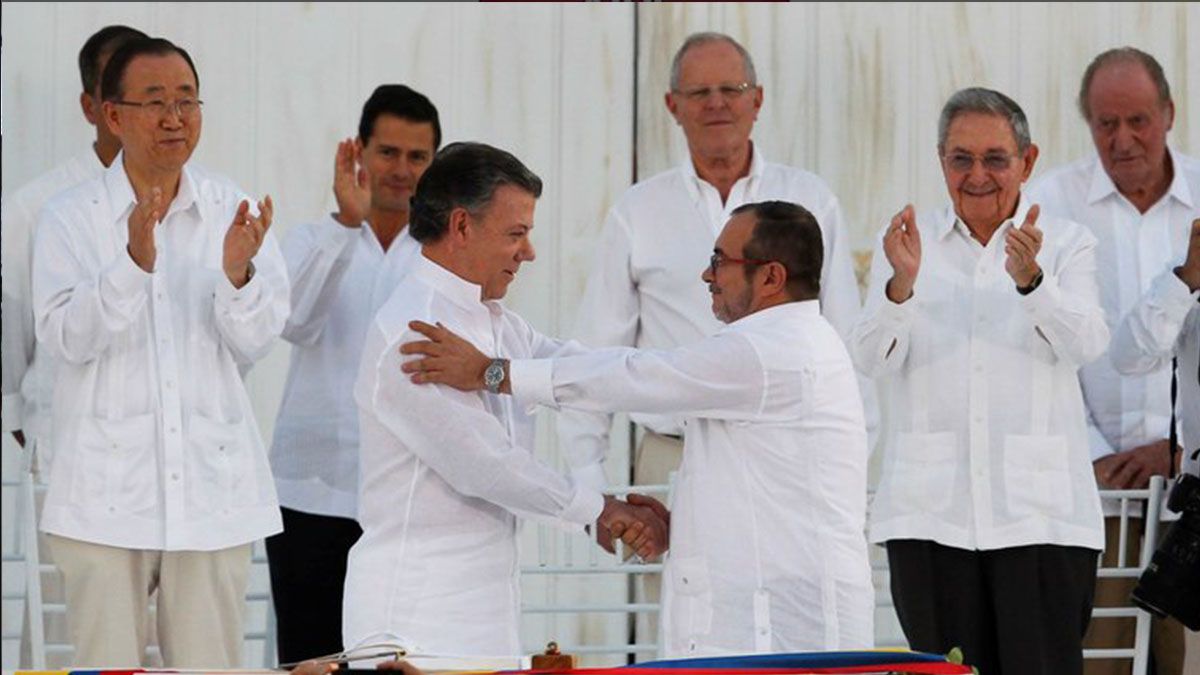 Juan Manuel Santos y Timochenko tras la firma del del acuerdo de paz