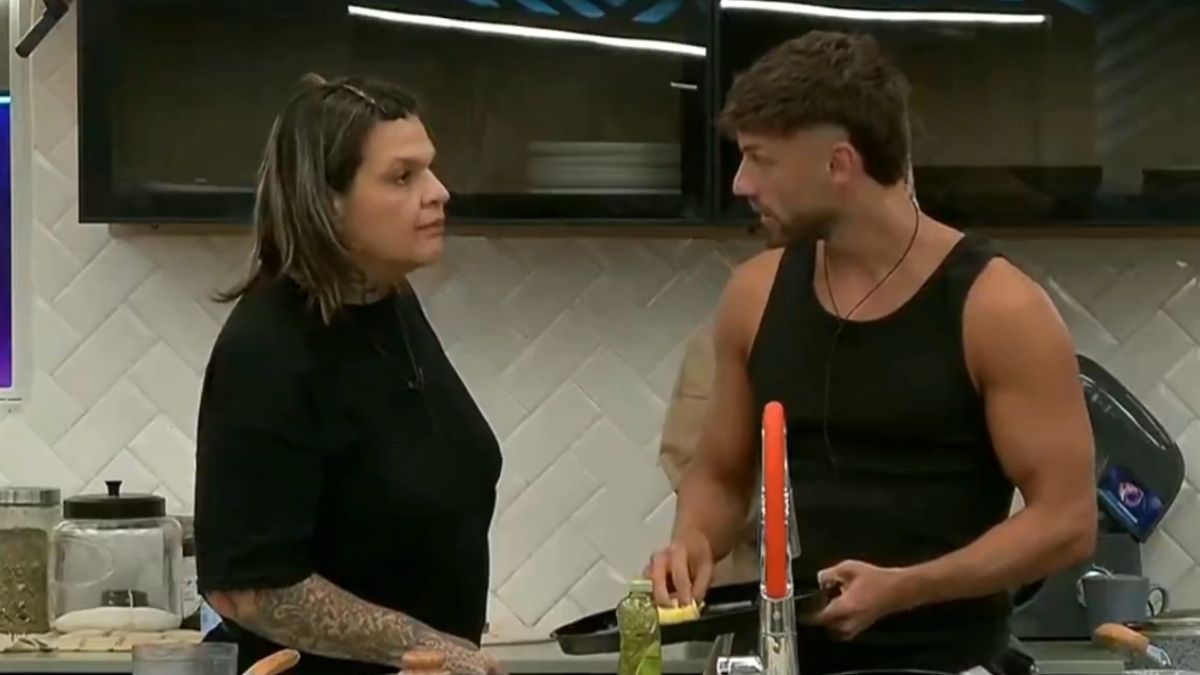 Sandra y Santiago juegan en equipos contrarios de Gran Hermano. Sandra y Santiago juegan en equipos contrarios de Gran Hermano.