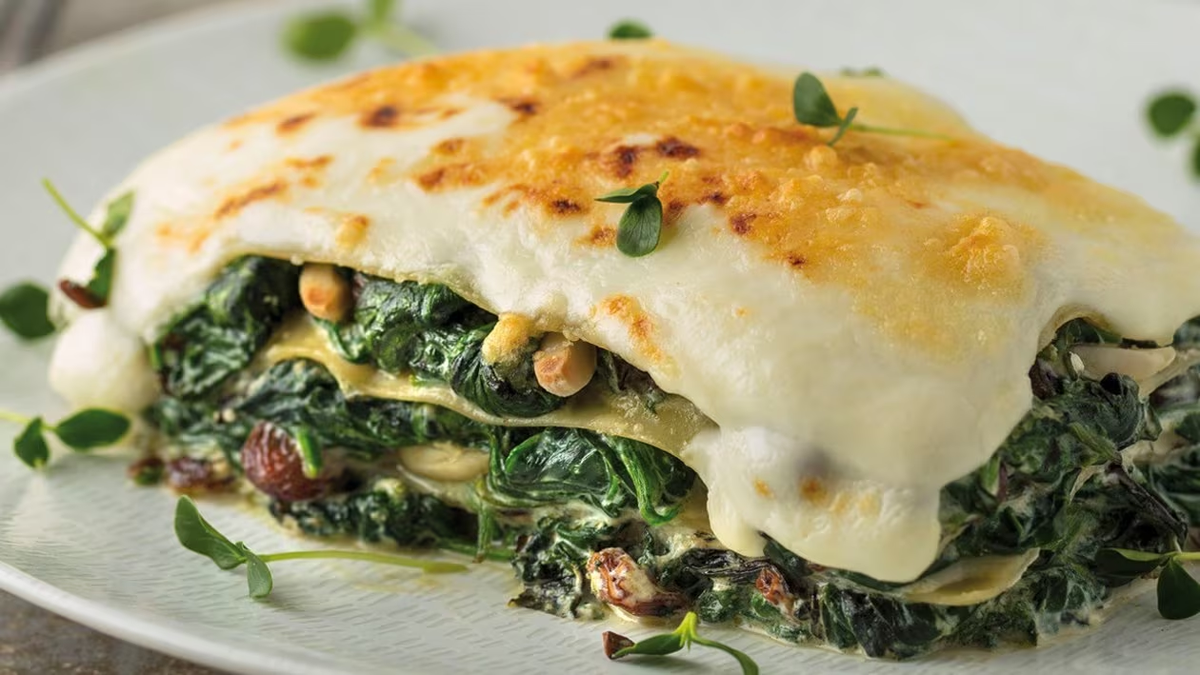 La lasaña de espinaca, ricota y queso es una opción deliciosa para preparar en casa y sorprender a la familia. La lasaña de espinaca, ricota y queso es una opción deliciosa para preparar en casa y sorprender a la familia.