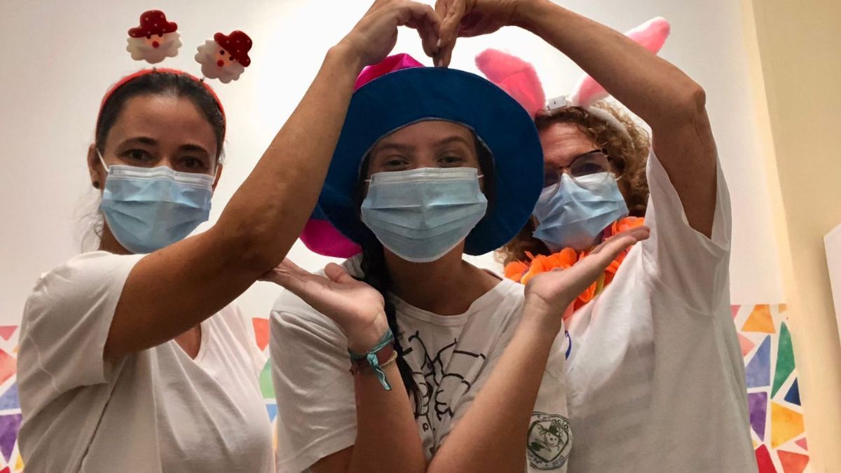 Dos veces por semana, los pasillos del Hospital Orlando Alassia de la ciudad de Santa Fe se llenan de juegos y alegría. Dos veces por semana, los pasillos del Hospital Orlando Alassia de la ciudad de Santa Fe se llenan de juegos y alegría.