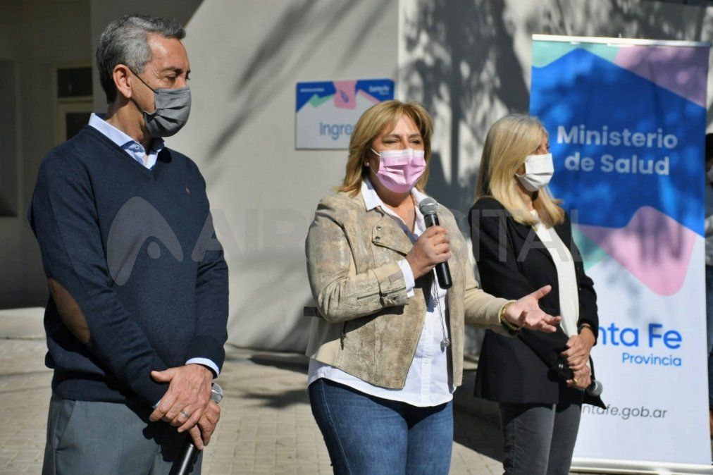 Conferencia de prensa en Rosario por el inicio de la vacunación covid de adolescentes con comorbilidades. De izquierda a derecha: Omar Tabacco, presidente de la Sociedad Argentina de Pediatría; Sonia Martorano, ministra de Salud de la provincia; y Mónica Jurado, directora del hospital de Niños Zona Norte.