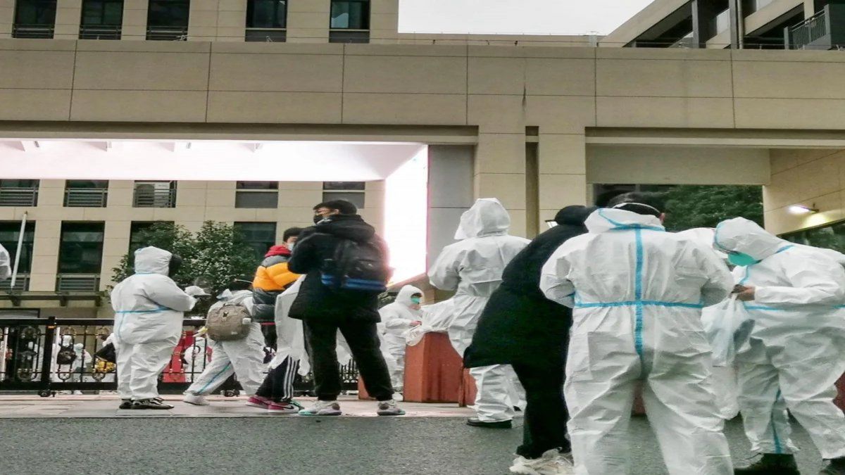 Un aborto en la puerta de un hospital desata críticas contra normas anticovid en China