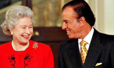 El día que la reina Isabel II conoció a Carlos Menem El día que la reina Isabel II conoció a Carlos Menem