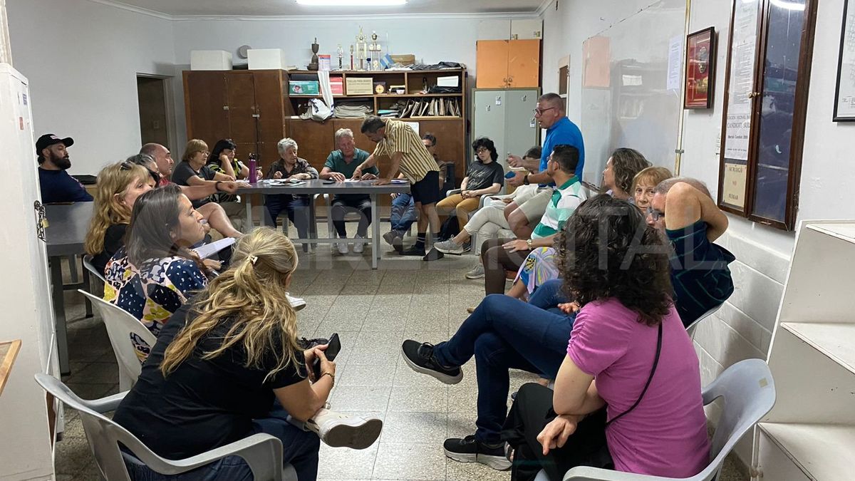 La reunión de los vecinos se realizó en la Vecinal de barrio Candioti Sur.