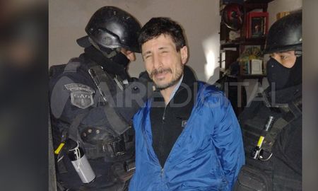 Apresado. El momento en que policías detuvieron al evadido de Piñero. Apresado. El momento en que policías detuvieron al evadido de Piñero.